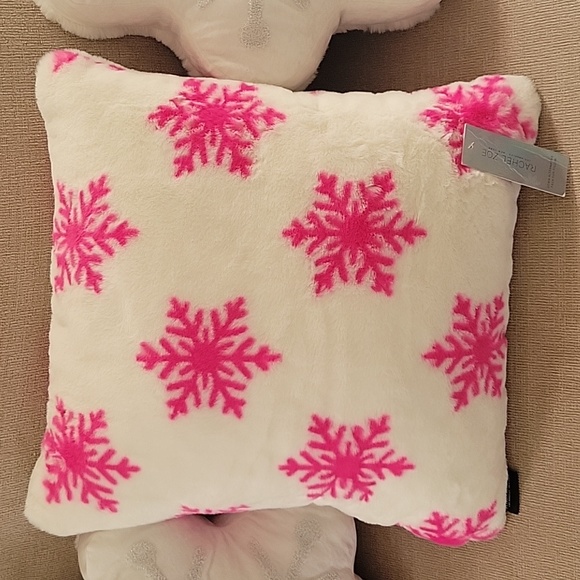 Snowflake Pillows ❄️ - Picture 2 of 5
